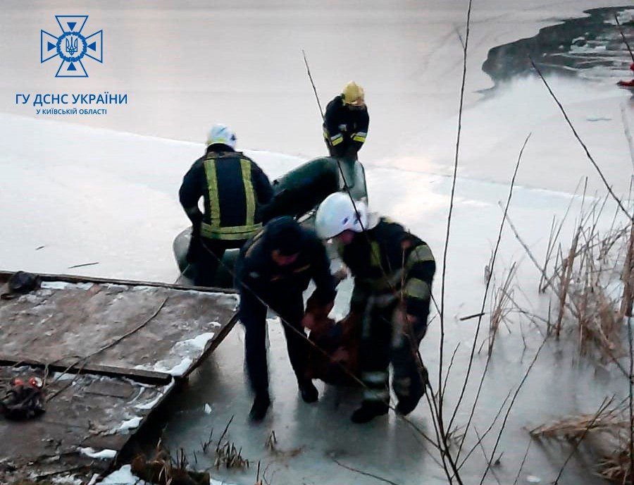 На Київщині двоє чоловіків провалилися під лід: врятували лише одного 3