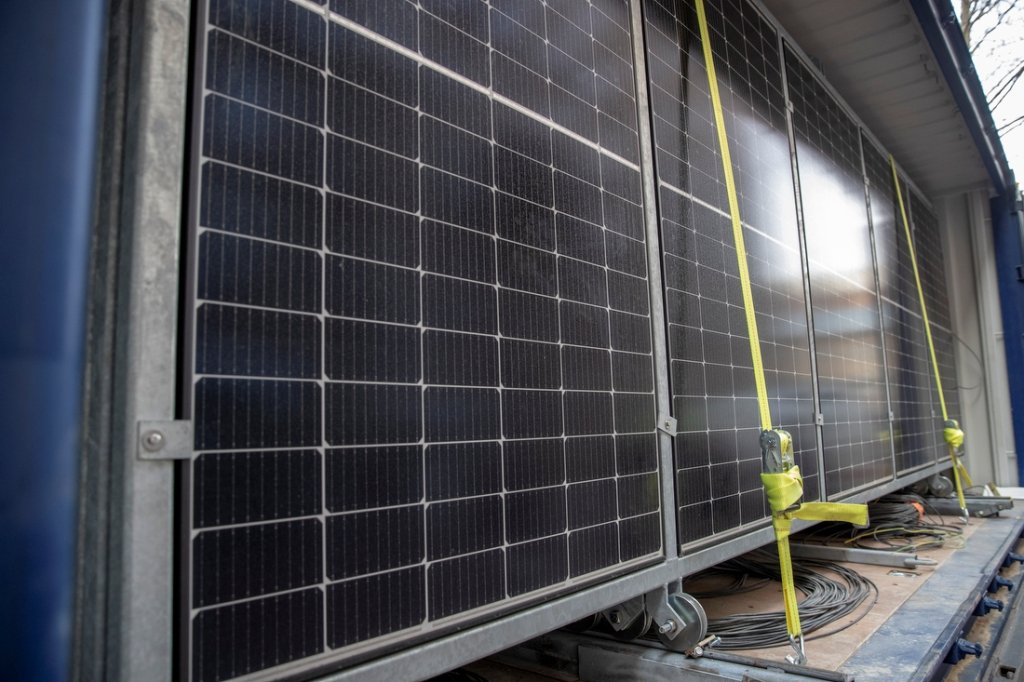 Києву передали дві унікальних сонячних електростанції: хто і де їх встановлять 1