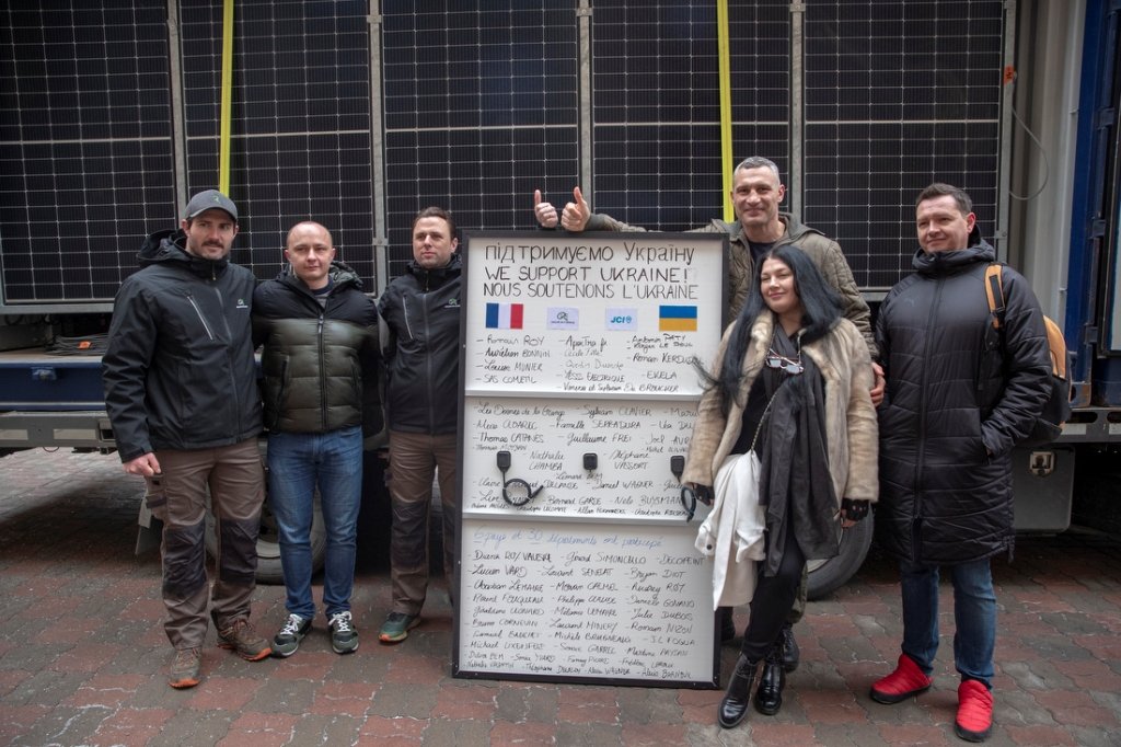 Києву передали дві унікальних сонячних електростанції: хто і де їх встановлять 2