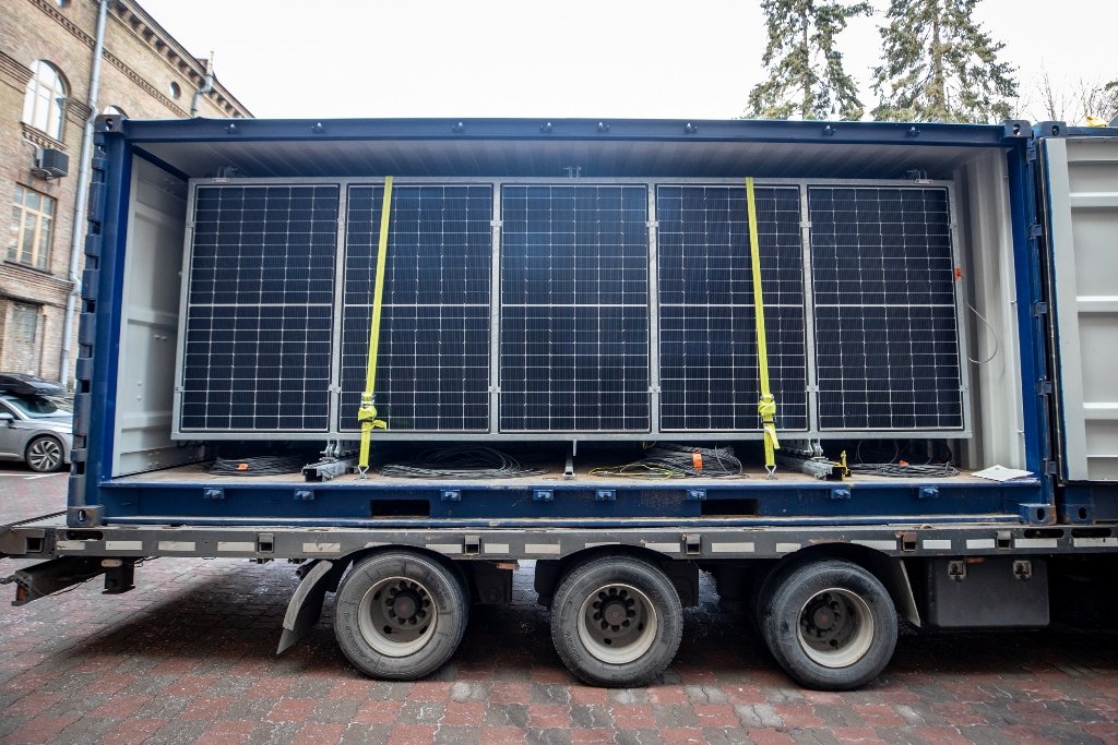 Києву передали дві унікальних сонячних електростанції: хто і де їх встановлять 4