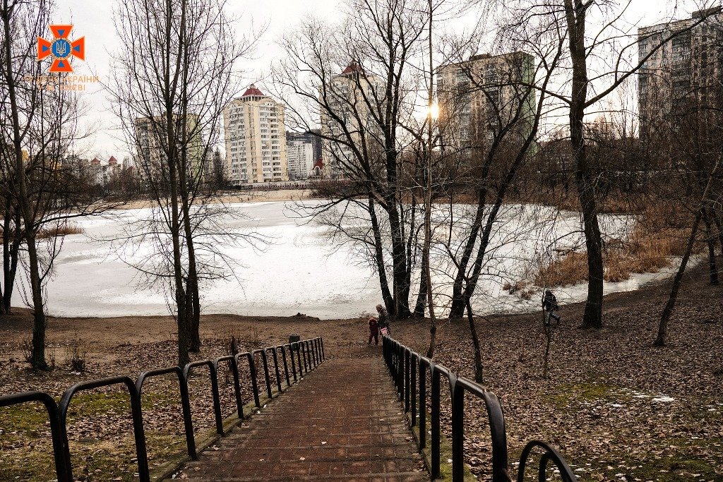 У Києві на озері під лід провалилася дитина 2