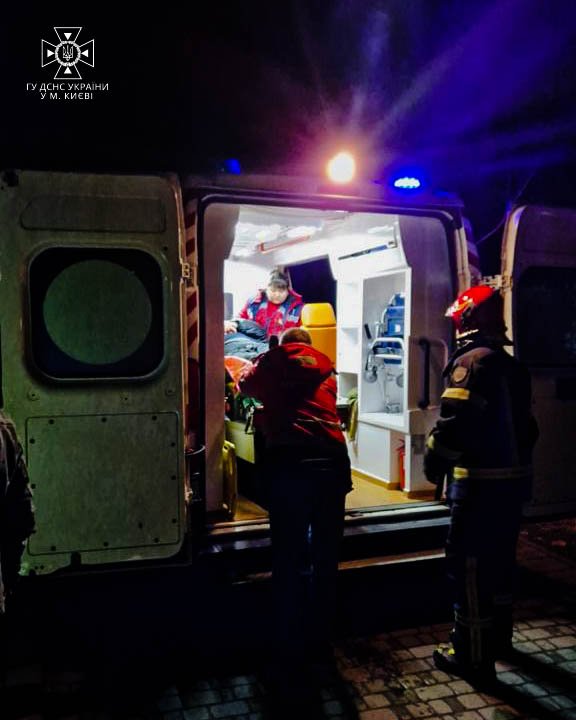 У Києві водолази дістали чоловіка із озера 1