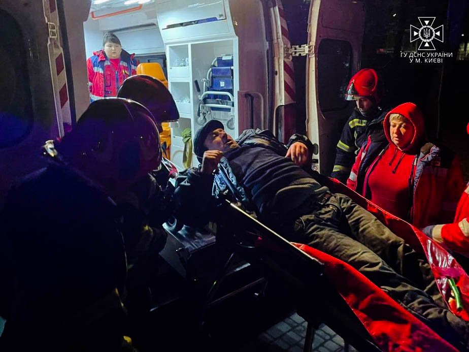 У Києві водолази дістали чоловіка із озера 3