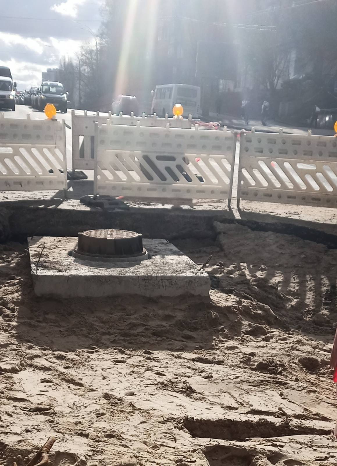 У Києві на вулиці Гетьмана завершили ремонт каналізації, але ділянка дроги все ще перекрита 1