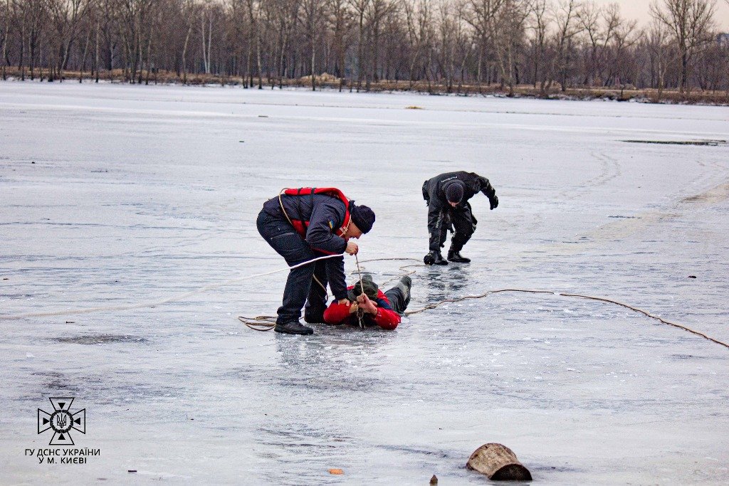 У Києві чоловік провалився під кригу: його витягали водолази 1