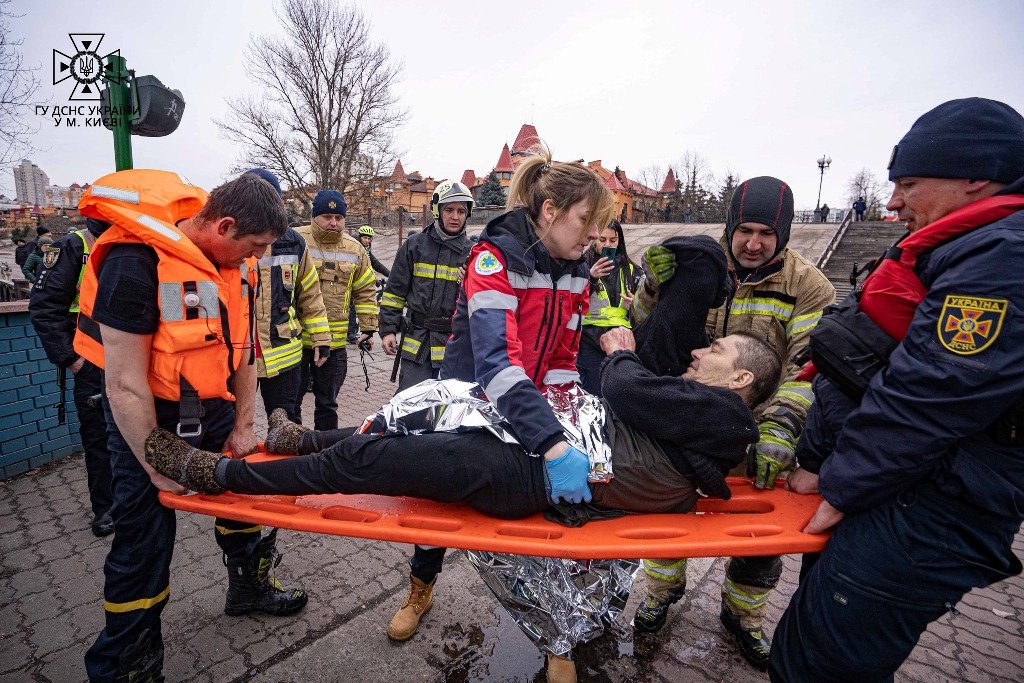 У Києві чоловік провалився під кригу: його витягали водолази 3