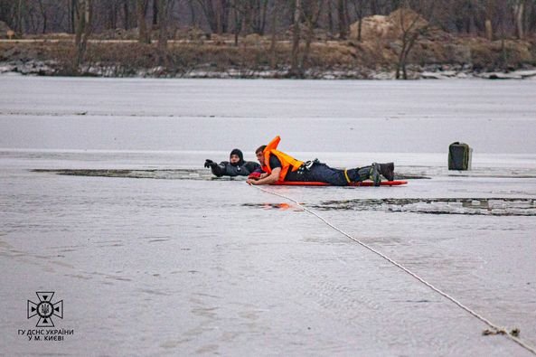 У Києві чоловік провалився під кригу: його витягали водолази 4