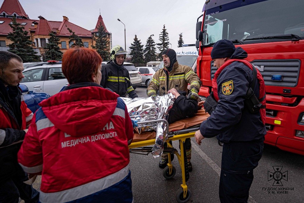 У Києві чоловік провалився під кригу: його витягали водолази 5