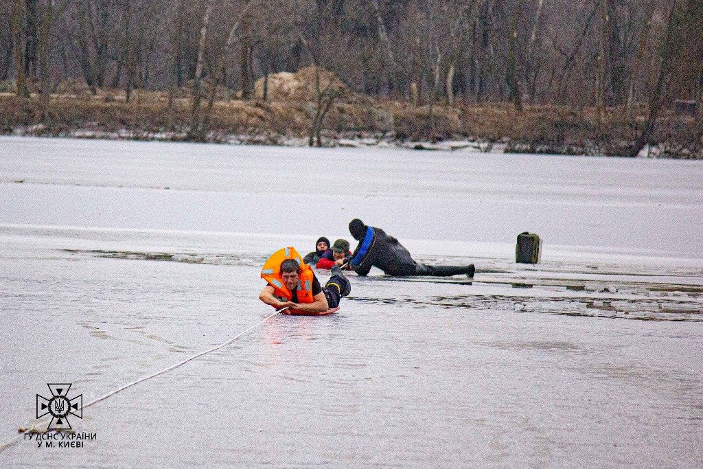 У Києві чоловік провалився під кригу: його витягали водолази 6