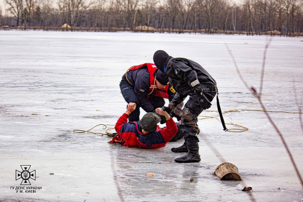 У Києві чоловік провалився під кригу: його витягали водолази 7