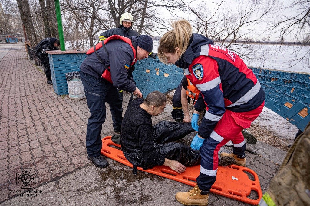 У Києві чоловік провалився під кригу: його витягали водолази 8