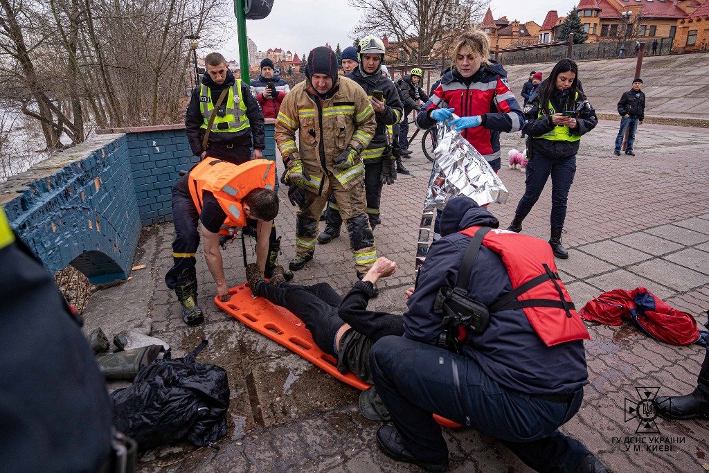 У Києві чоловік провалився під кригу: його витягали водолази 9
