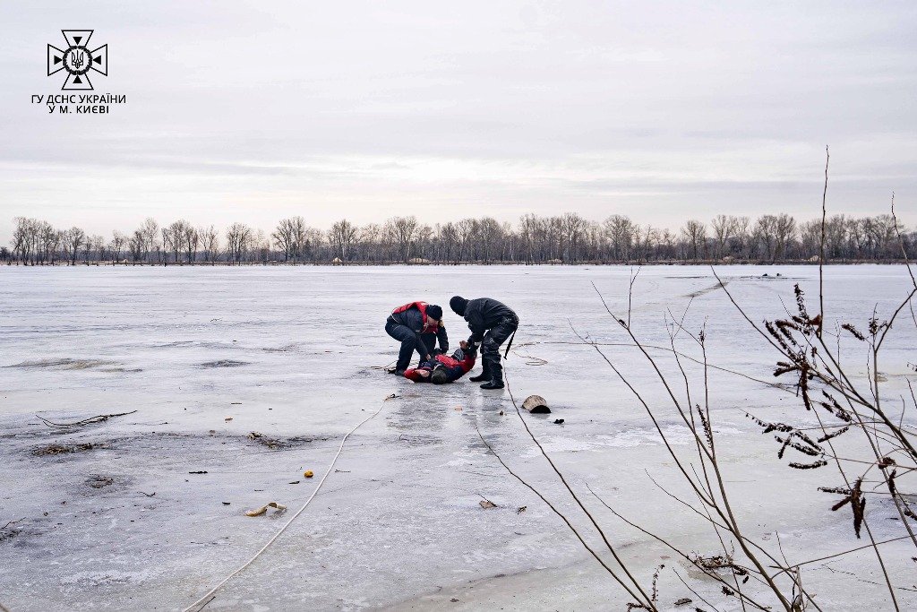 У Києві чоловік провалився під кригу: його витягали водолази 10
