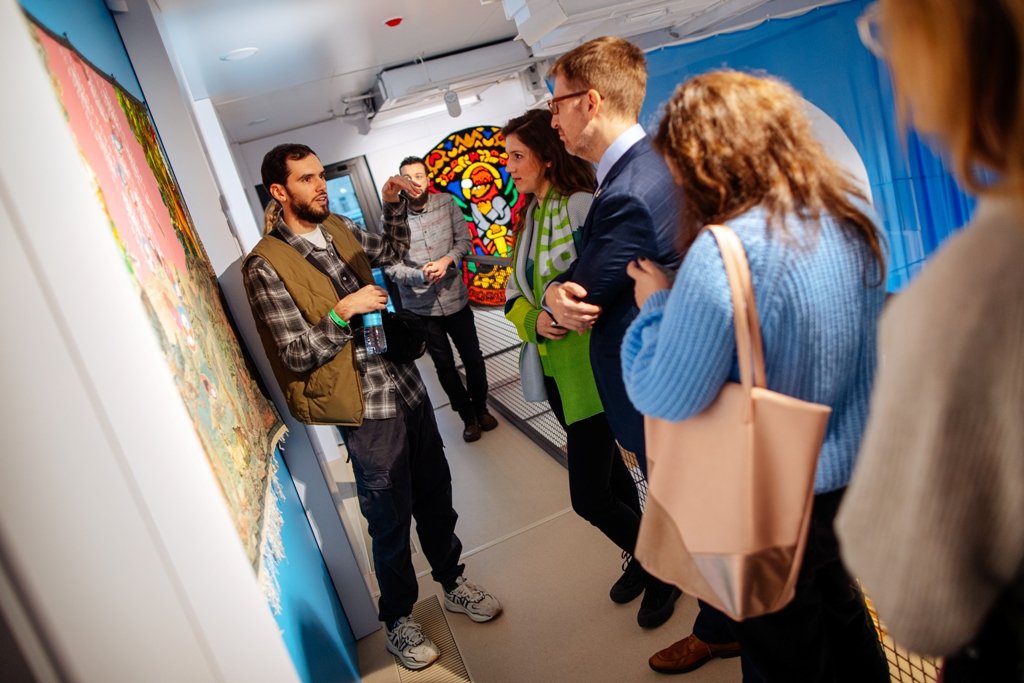 У Києві на Контрактовій площі відкрили культурний простір «Модуль тимчасовості»: що це, графік та ціна 8