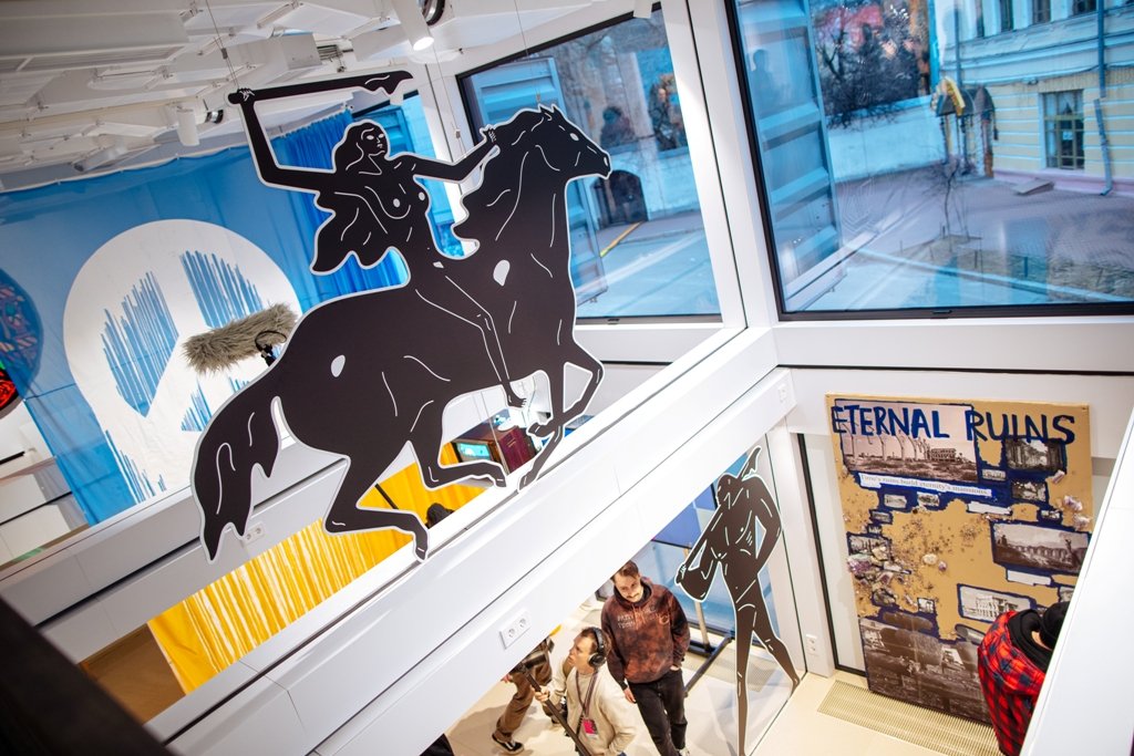 У Києві на Контрактовій площі відкрили культурний простір «Модуль тимчасовості»: що це, графік та ціна 10