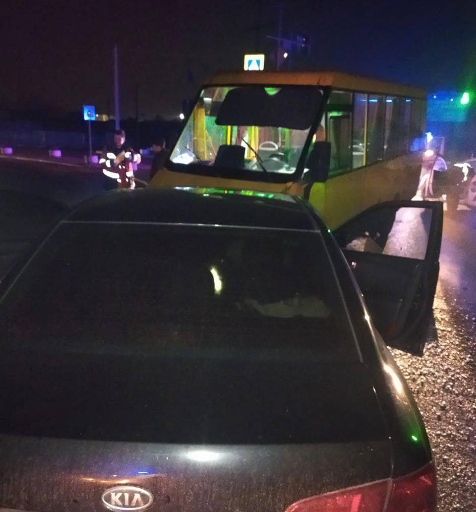 На Київщині Kia виїхав на зустрічну смугу та зіткнувся з маршруткою: водій загинув 3