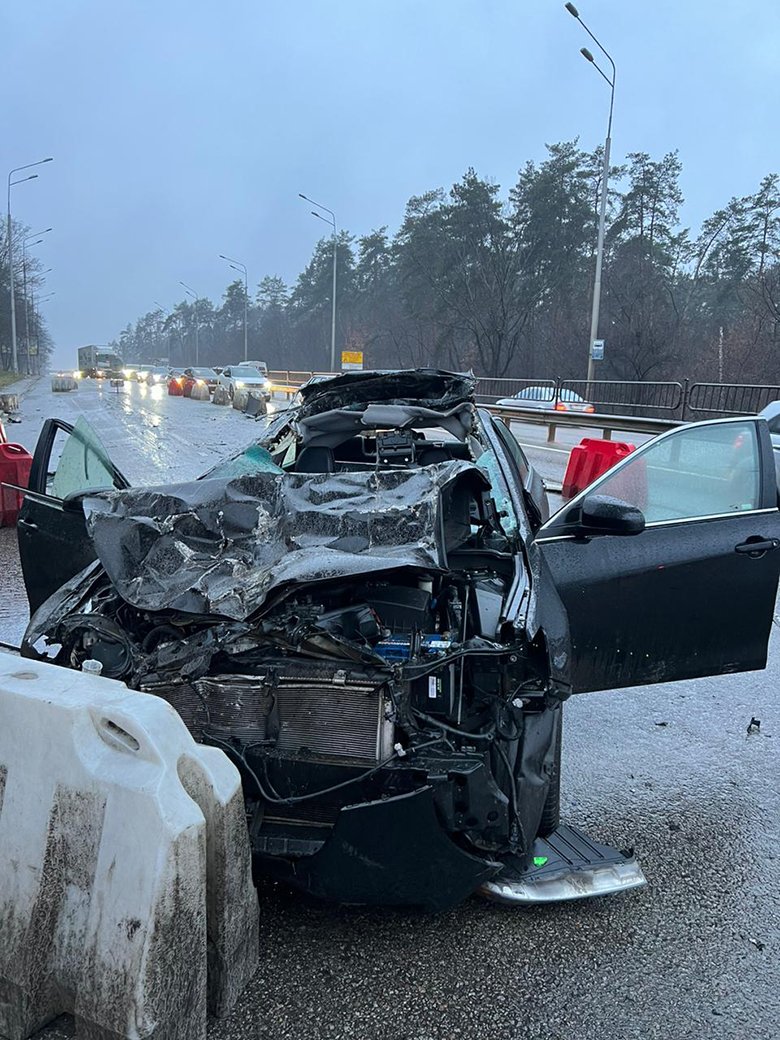 У Києві зіштовхнулися дві вантажівки та Toyota Camry: у ДТП загинув чоловік 2