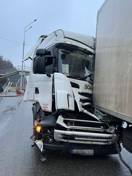 У Києві зіштовхнулися дві вантажівки та Toyota Camry: у ДТП загинув чоловік 3