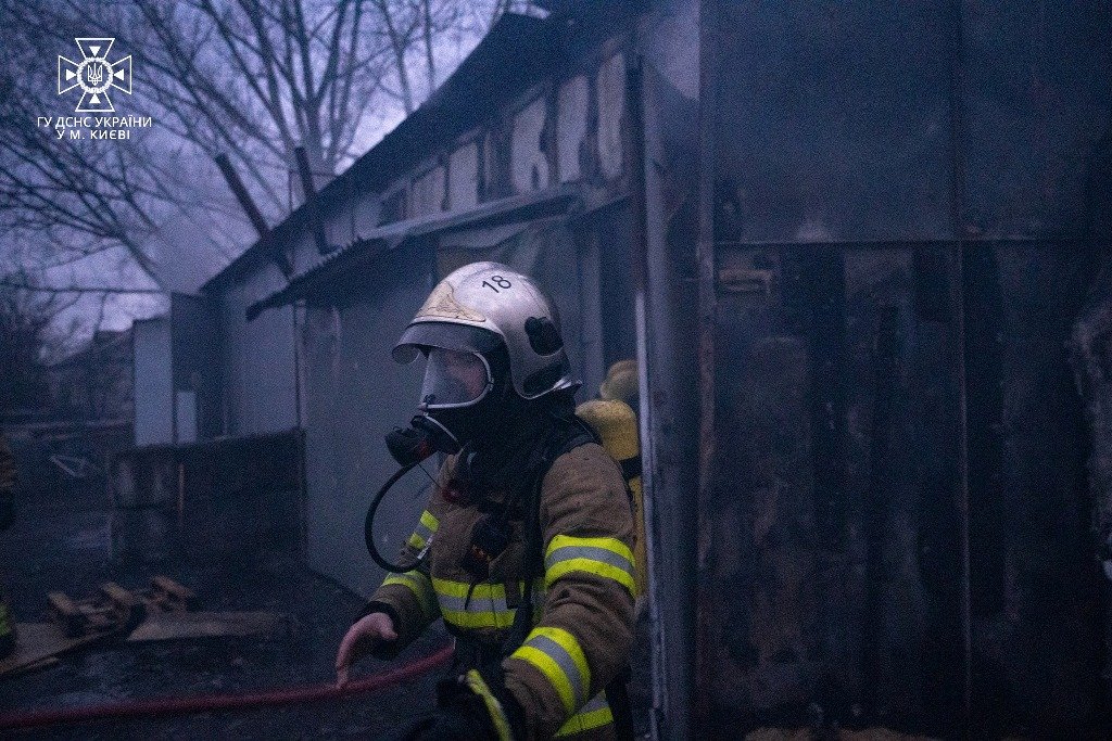 У Києві сталася масштабна пожежа у Солом’янському районі: що відомо 15