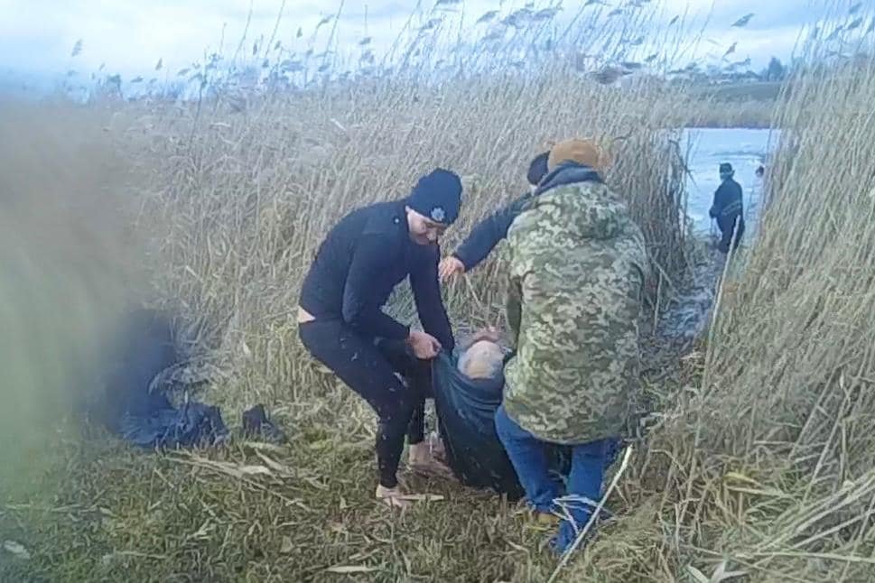 На Київщині компанія рибалок провалилась під лід: трьох врятували, пошуки четвертого тривають 2