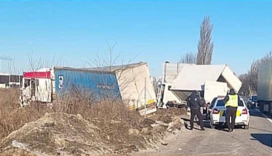 На Київщині зіштовхнулись три вантажівки 1