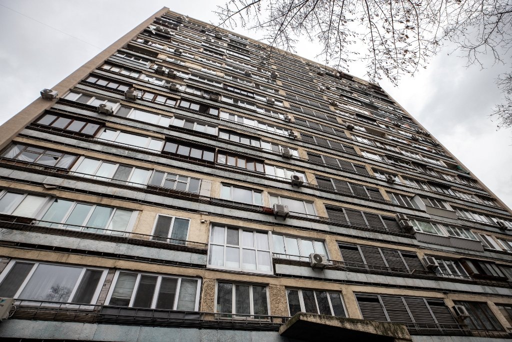 У Києві мешканці багатоповерхівки встановили на даху сонячні панелі 3