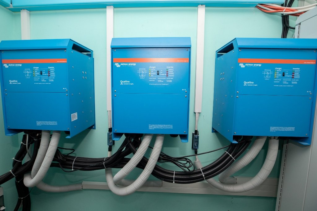 У Києві мешканці багатоповерхівки встановили на даху сонячні панелі 4