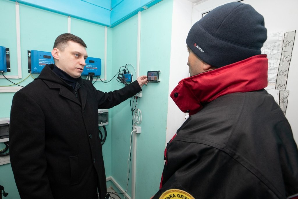 У Києві мешканці багатоповерхівки встановили на даху сонячні панелі 5