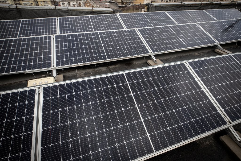 У Києві мешканці багатоповерхівки встановили на даху сонячні панелі 6