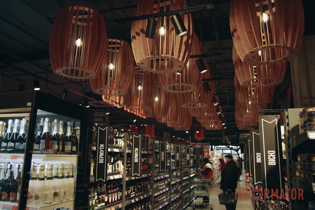 Відкрий для себе VARUS: власне виробництво та ексклюзивний інтер'єр. Екскурсія супермаркетом від Інформатор 1