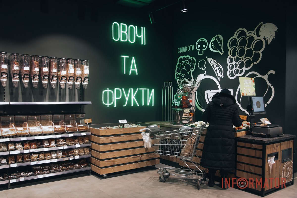 Відкрий для себе VARUS: власне виробництво та ексклюзивний інтер'єр. Екскурсія супермаркетом від Інформатор 9