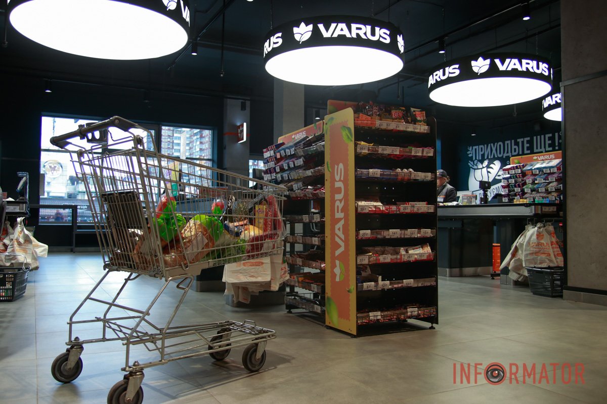 Відкрий для себе VARUS: власне виробництво та ексклюзивний інтер'єр. Екскурсія супермаркетом від Інформатор 34