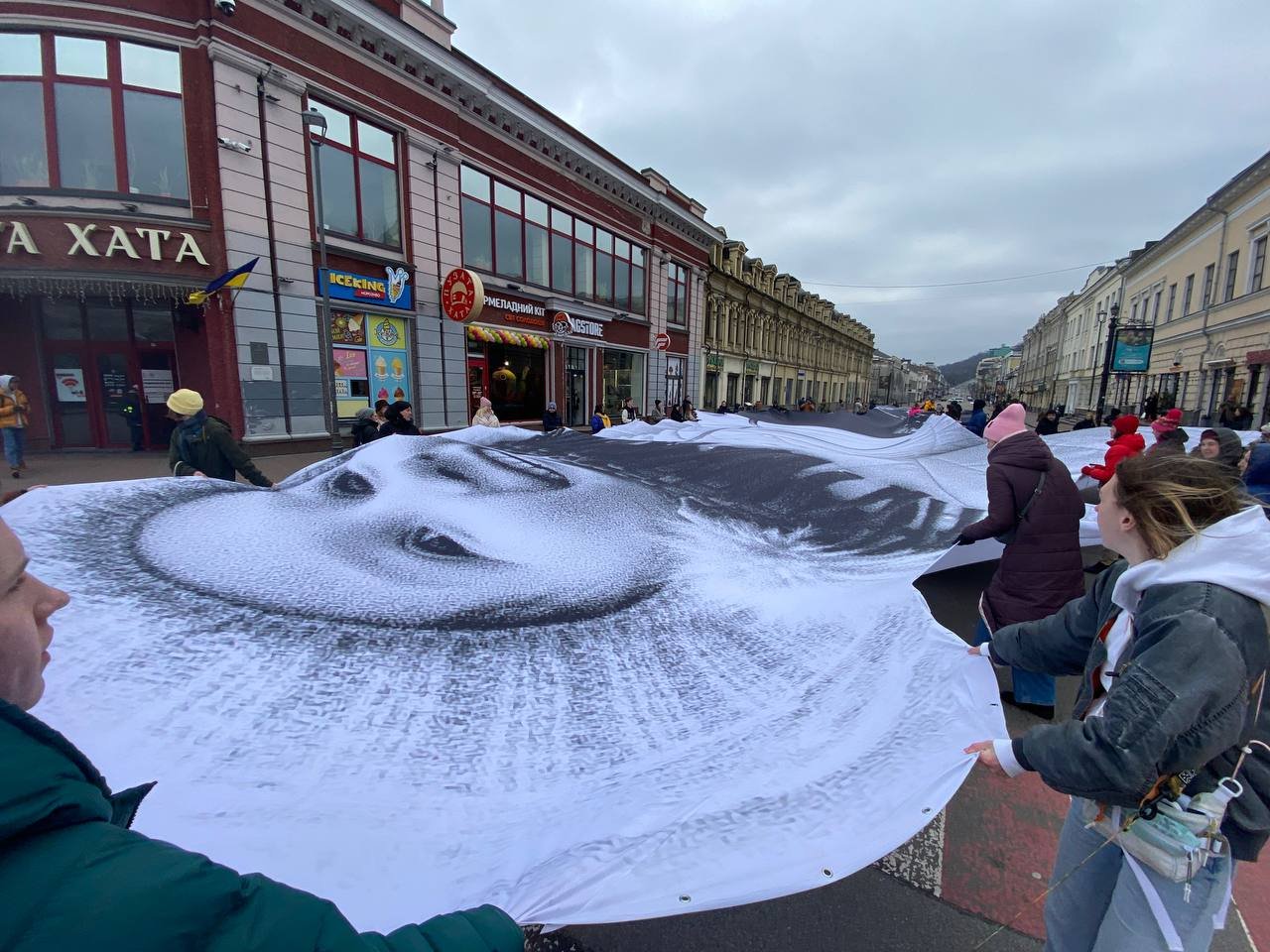 У Києві розгорнули 45-метрове полотно зі світлиною дитини, що потрапило на обкладинку журналу TIME 1