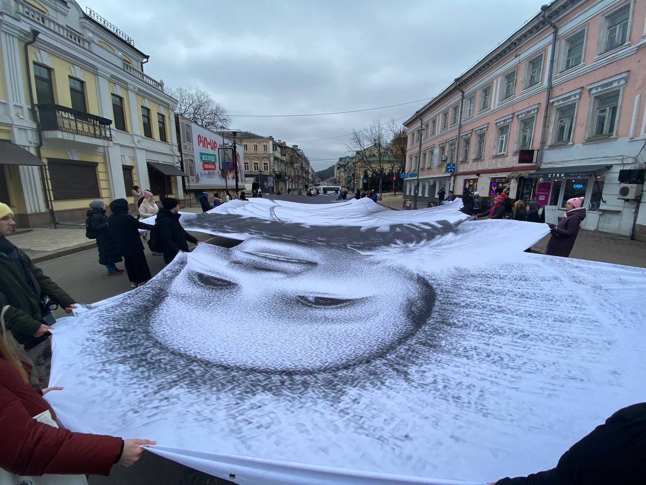 У Києві розгорнули 45-метрове полотно зі світлиною дитини, що потрапило на обкладинку журналу TIME 3