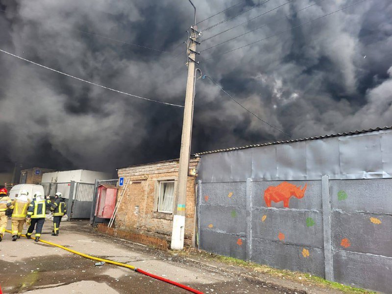 У Києві на Подолі масштабна пожежа: що відомо 3