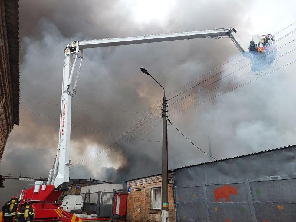 Пожежу складів в Подільському районі ліквідували: вперше у Києві вогонь ліквідував робот 1