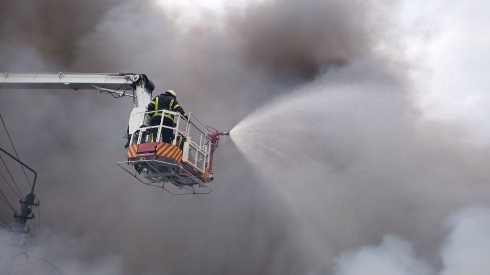 Пожежу складів в Подільському районі ліквідували: вперше у Києві вогонь ліквідував робот 2
