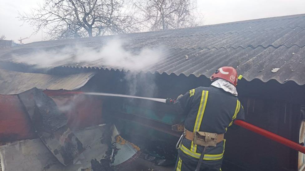 Пожежу складів в Подільському районі ліквідували: вперше у Києві вогонь ліквідував робот 3