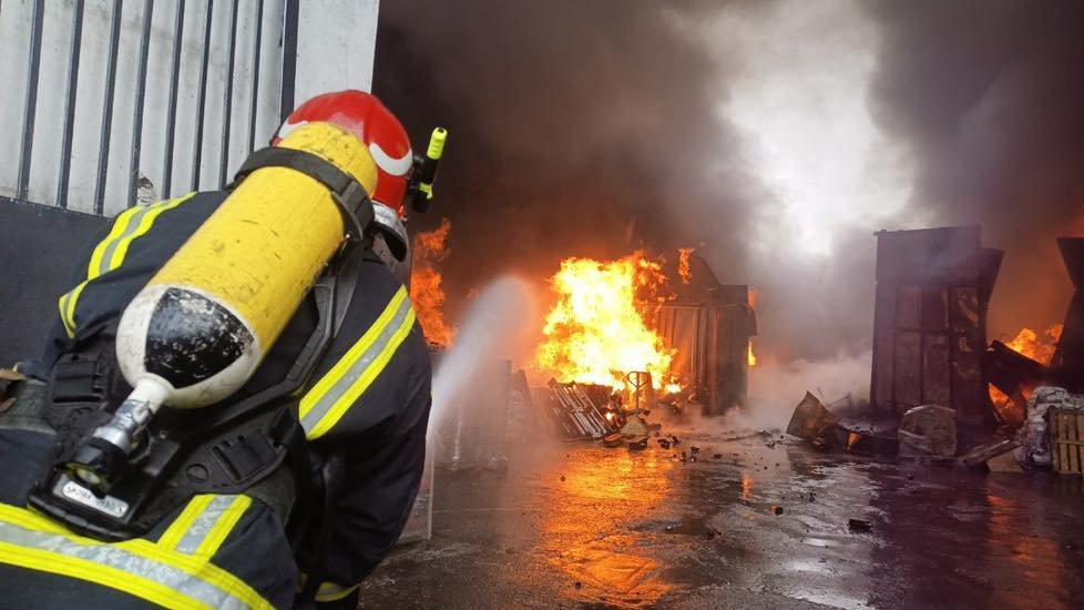 Пожежу складів в Подільському районі ліквідували: вперше у Києві вогонь ліквідував робот 5