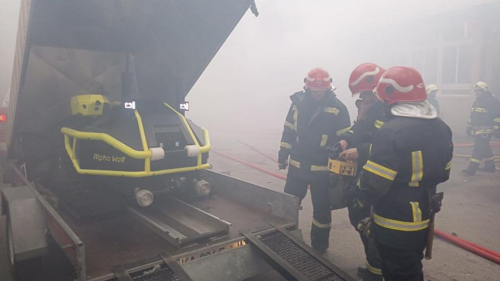Пожежу складів в Подільському районі ліквідували: вперше у Києві вогонь ліквідував робот 6