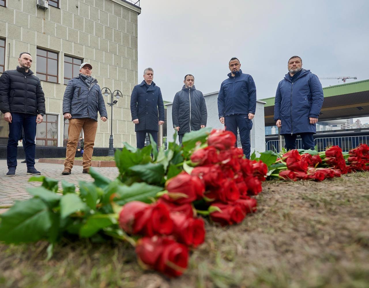 У Києві на Центральному вокзалі встановили пам’ятний камінь на честь загиблих у війні залізничників 1