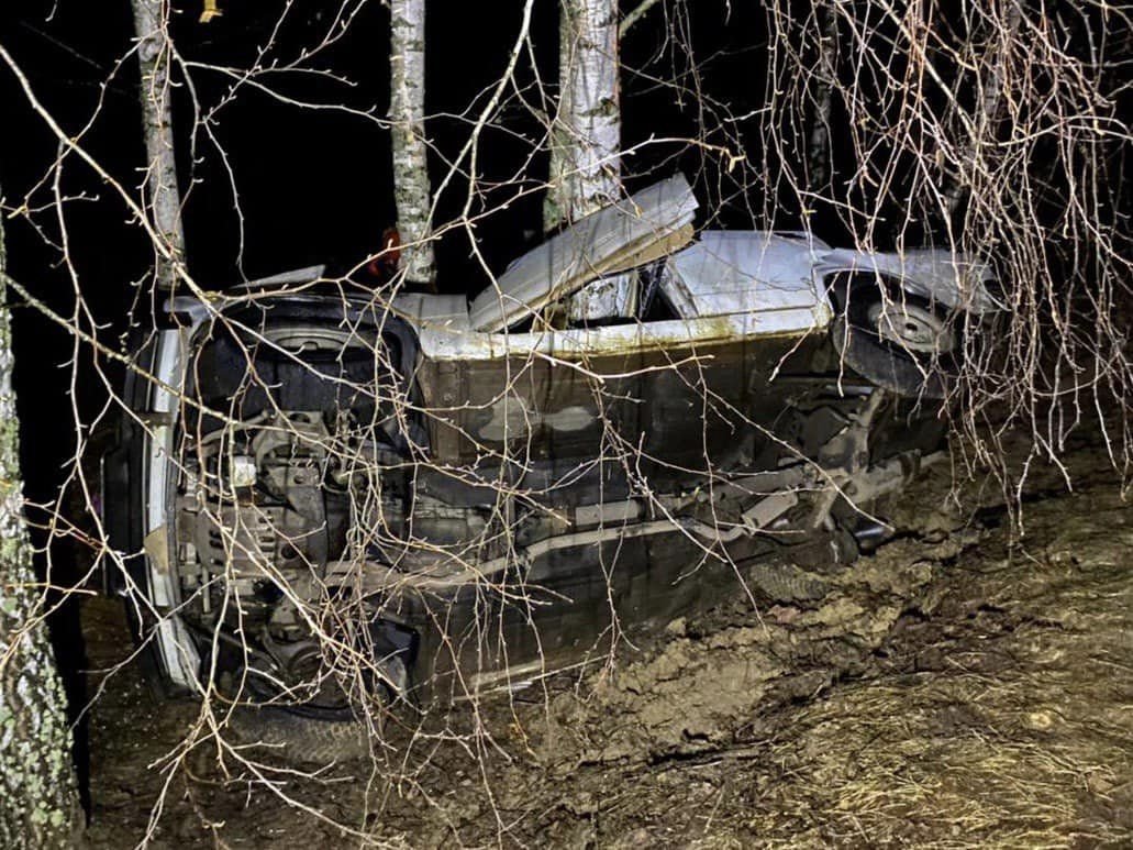На Київщині ВАЗ вилетів з дороги та зупинився у дереві: загинув неповнолітній хлопець 2