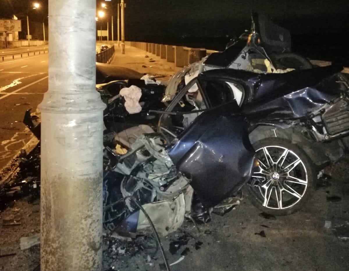 У Києві BMW викинуло з дороги та намотало на електроопору 2