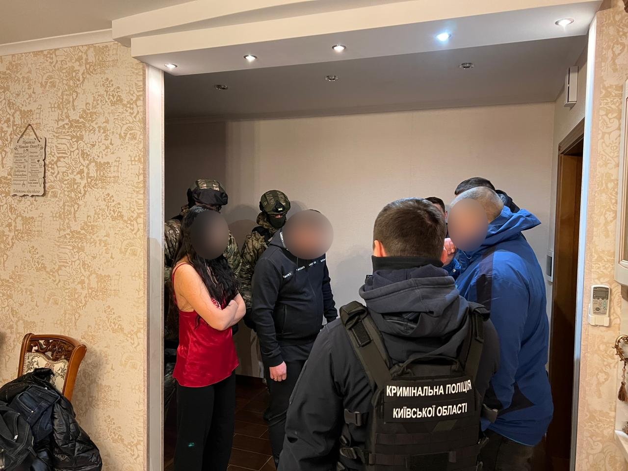 На Київщині 21-річна жінка продавала дівчат у сексуальне рабство за кордон 2