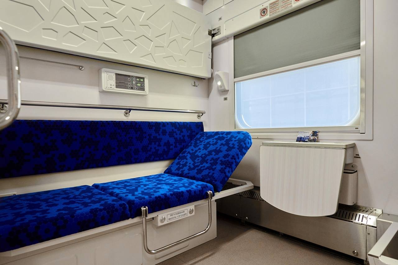 Укрзалізниця отримала нові вагони для перевезення пасажирів з інвалідністю: де курсуватимуть 1