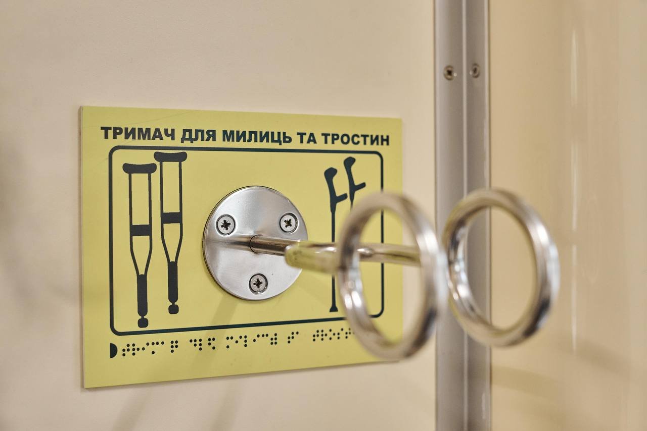 Укрзалізниця отримала нові вагони для перевезення пасажирів з інвалідністю: де курсуватимуть 3