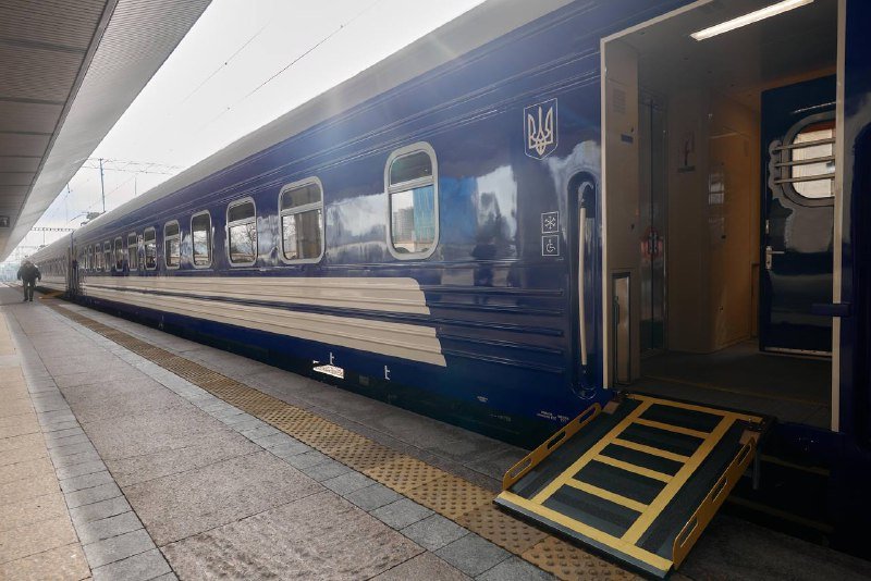 Укрзалізниця отримала нові вагони для перевезення пасажирів з інвалідністю: де курсуватимуть 4