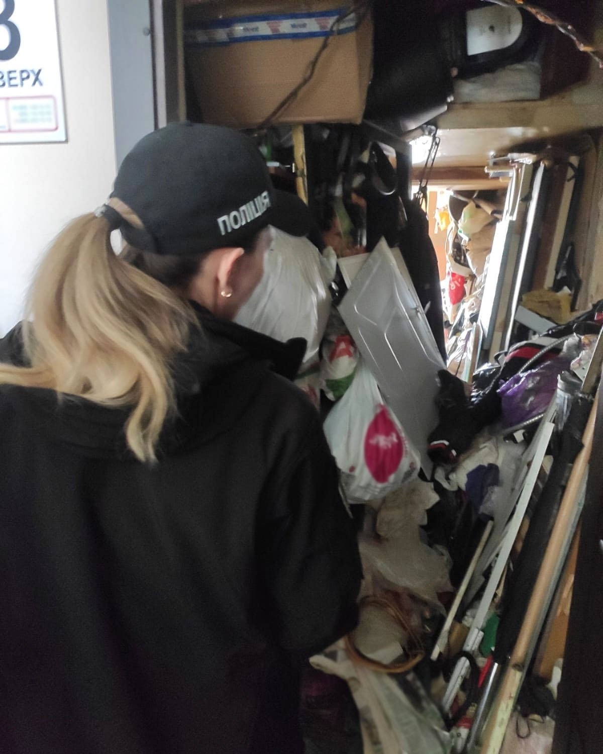 Пакети сміття, бруд, розкиданий одяг: у Києві поліцейські забрали новонароджену дитину з квартири "плюшкінів" 1