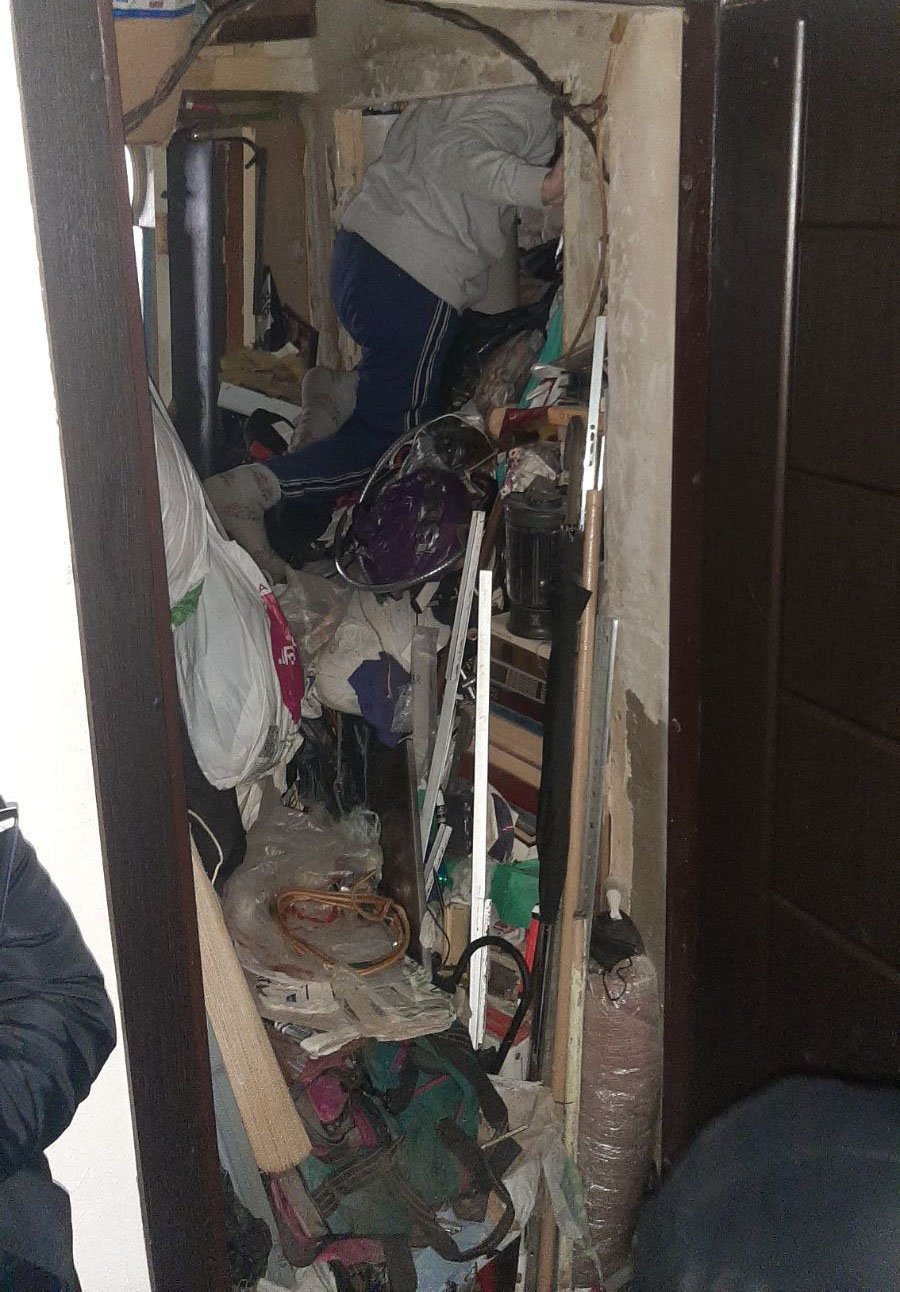 Пакети сміття, бруд, розкиданий одяг: у Києві поліцейські забрали новонароджену дитину з квартири "плюшкінів" 3