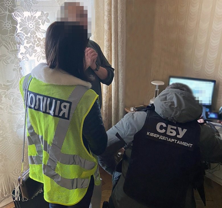 У Києві до чоловіка, що поширював комуністичну символіку, завітала поліція та СБУ: що йому загрожує 1